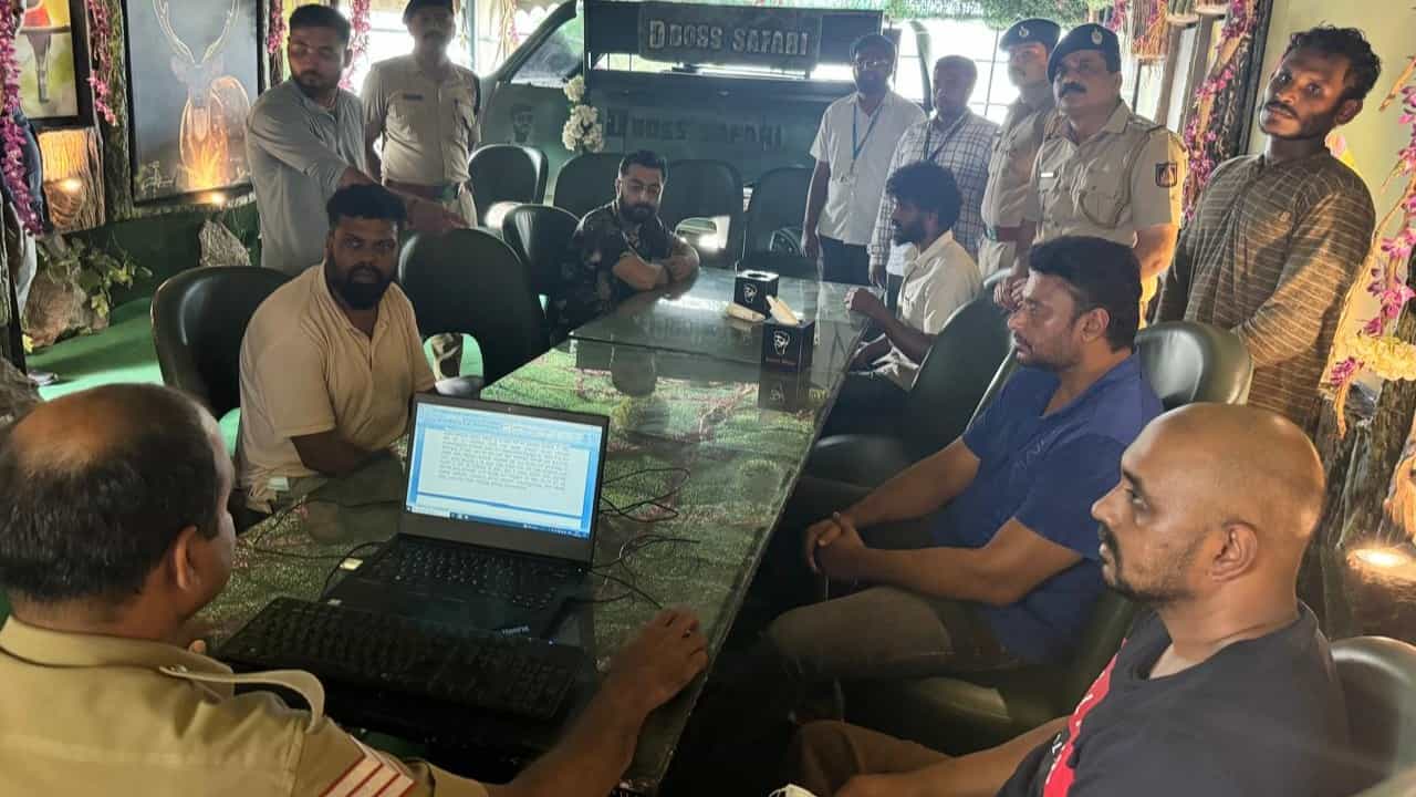 exclusive ಚಿತ್ರ: ಕೊಲೆಗೆ ಮುನ್ನ ಪಾರ್ಟಿ ಮಾಡಿದ್ದ ಸ್ಟೋನಿ ಬ್ರೂಕ್ನಲ್ಲಿ ಮೌನವಾಗಿ ಕೂತ ದರ್ಶನ್ exclusive ಚಿತ್ರ: ಕೊಲೆಗೆ ಮುನ್ನ ಪಾರ್ಟಿ ಮಾಡಿದ್ದ ಸ್ಟೋನಿ ಬ್ರೂಕ್ನಲ್ಲಿ ಮೌನವಾಗಿ ಕೂತ ದರ್ಶನ್