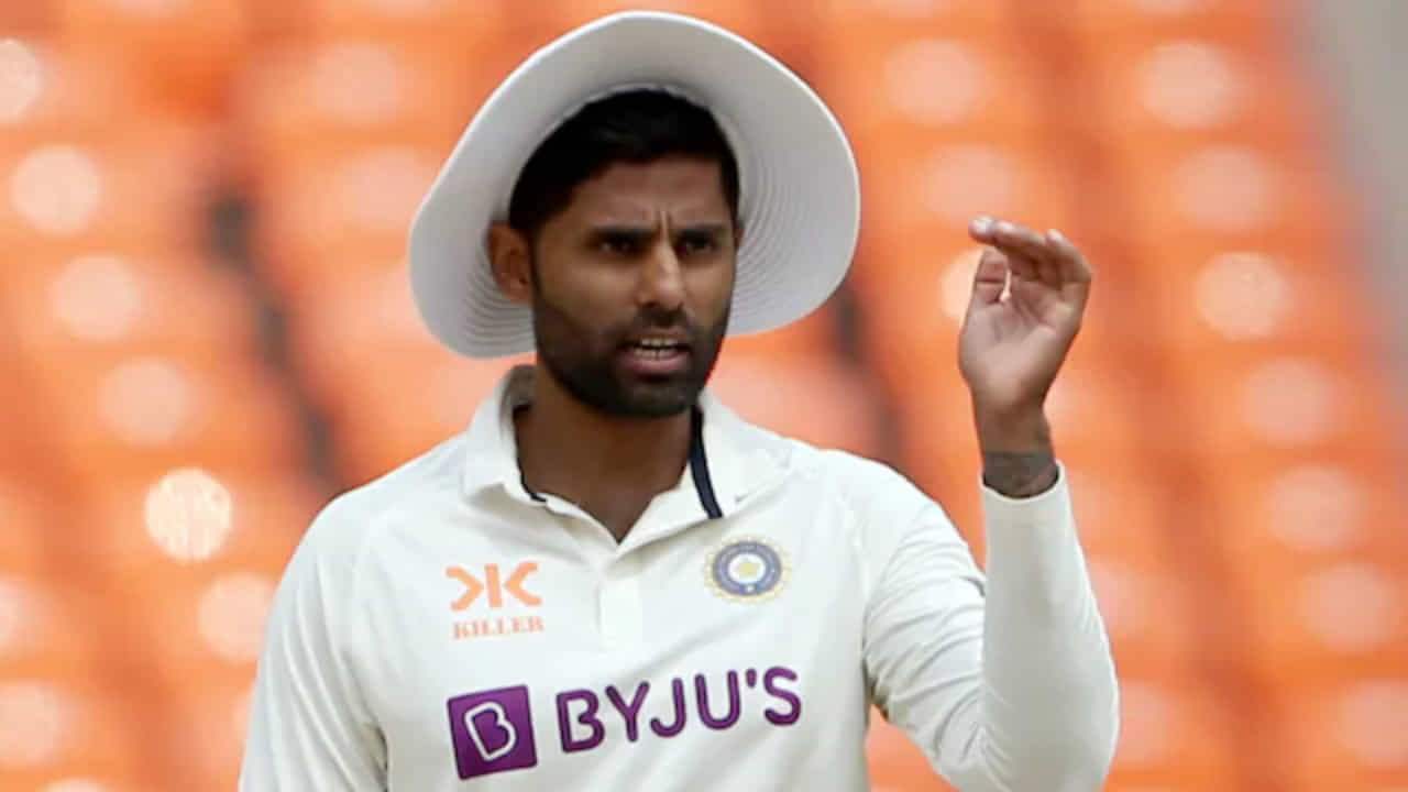 ಸೆಪ್ಟೆಂಬರ್ 5 ರಿಂದ ಆರಂಭವಾಗಲಿರುವ ದುಲೀಪ್ ಟ್ರೋಫಿಯಲ್ಲಿ ಮಿಂಚಿ ಮತ್ತೆ ಭಾರತ ಟೆಸ್ಟ್ ತಂಡದಲ್ಲಿ ಅವಕಾಶ ಪಡೆದುಕೊಳ್ಳುವ ಇರಾದೆಯಲ್ಲಿದ್ದ ಸೂರ್ಯಕುಮಾರ್ ಯಾದವ್ಗೆ ಆಘಾತ ಎದುರಾಗಿದೆ. ಬುಚ್ಚಿಬಾಬು ಟೂರ್ನಿಯಲ್ಲಿ ಮುಂಬೈ ಪರ ಆಡುತ್ತಿದ್ದಾಗ ಗಾಯಗೊಂಡಿದ್ದ ಸೂರ್ಯಕುಮಾರ್ ಯಾದವ್ ಇದೀಗ ದುಲೀಪ್ ಟ್ರೋಫಿ 2024 ರ ಮೊದಲ ಸುತ್ತಿನಿಂದ ಹೊರಬಿದ್ದಿದ್ದಾರೆ.