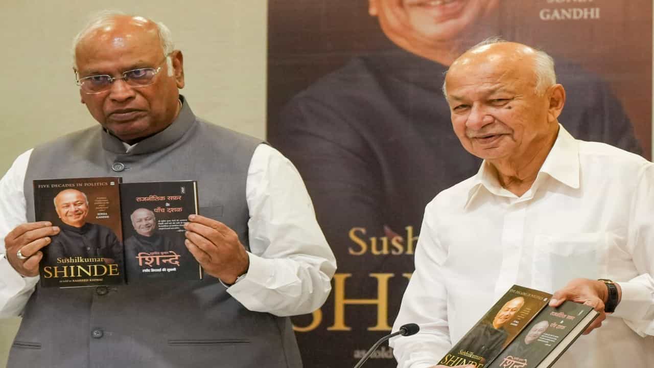 ‘ನಾನು ಅಲ್ಲಿಗೆ ಭೇಟಿ ನೀಡಿದಾಗ ಭಯಗೊಂಡಿದ್ದೆ’: ಜಮ್ಮು ಕಾಶ್ಮೀರ ಭೇಟಿಯನ್ನು ನೆನಪಿಸಿಕೊಂಡ ಕೇಂದ್ರ ಮಾಜಿ ಗೃಹ ಸಚಿವ ಸುಶೀಲ್ಕುಮಾರ್ ಶಿಂಧೆ ‘ನಾನು ಅಲ್ಲಿಗೆ ಭೇಟಿ ನೀಡಿದಾಗ ಭಯಗೊಂಡಿದ್ದೆ’: ಜಮ್ಮು ಕಾಶ್ಮೀರ ಭೇಟಿಯನ್ನು ನೆನಪಿಸಿಕೊಂಡ ಕೇಂದ್ರ ಮಾಜಿ ಗೃಹ ಸಚಿವ ಸುಶೀಲ್ಕುಮಾರ್ ಶಿಂಧೆ