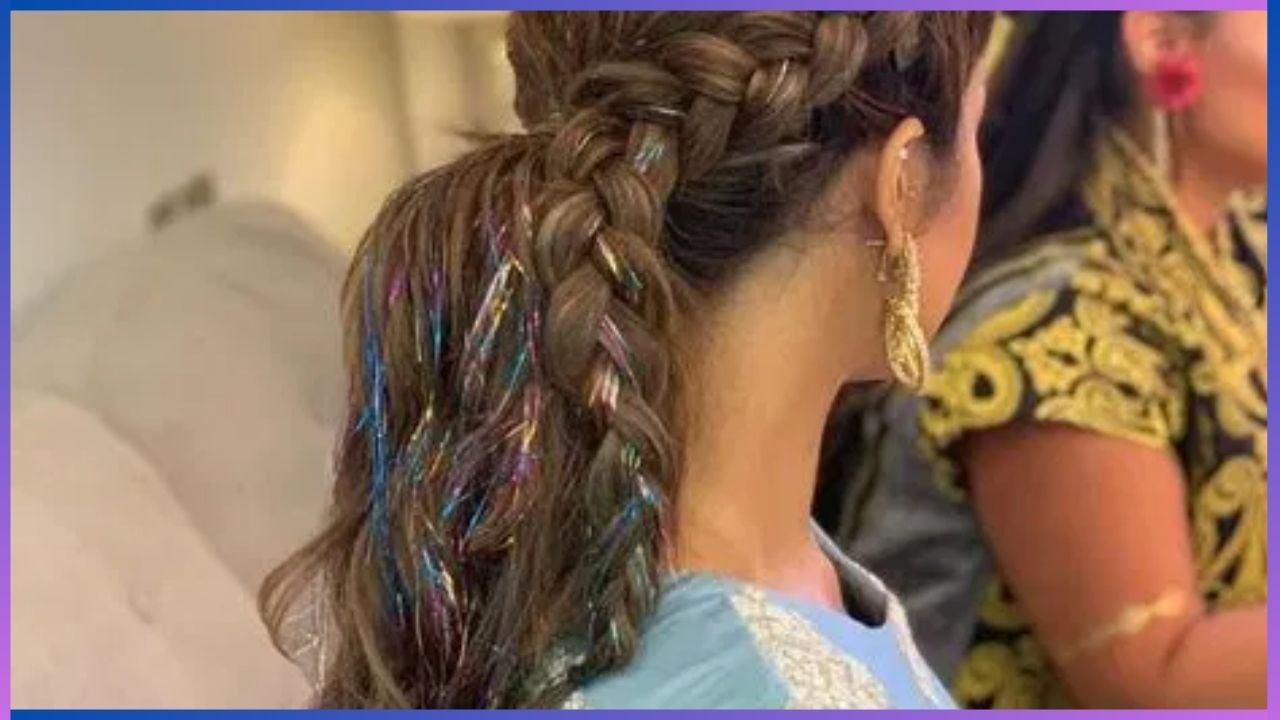 Penteado com coque baixo: Este penteado é fácil de fazer e desafia o coque tradicional. Pode-se dizer que este penteado com coque baixo e arco é um penteado de festival perfeito, pois permanece muito elegante por muito tempo.