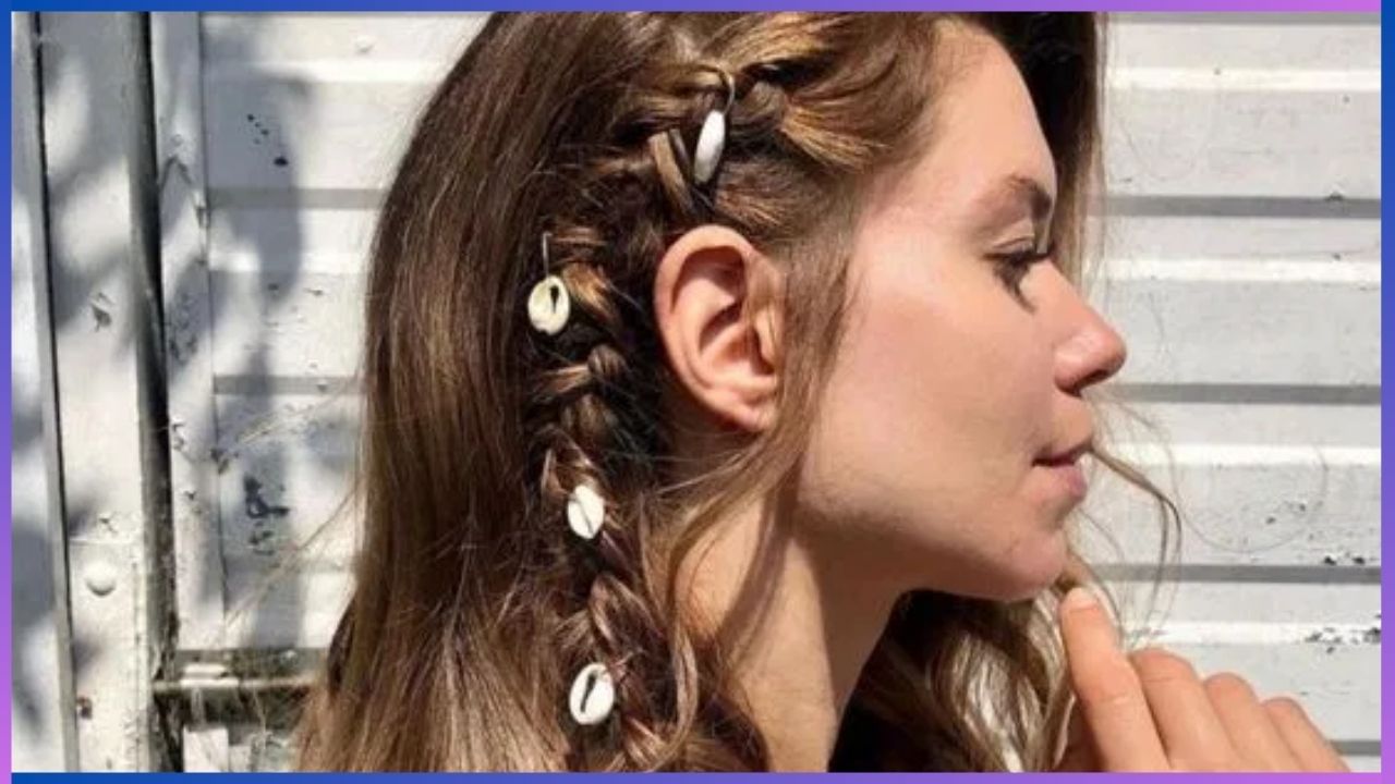 Trança Lateral Desarrumada: Esse penteado em formato trançado dá um ar tradicional, você tem que trançar o cabelo frouxamente em uma trança de três pernas ou uma trança de quatro patas. Fio dourado pode ser usado para trançar, se necessário. Você ficará linda se deixar os cachos cacheados.