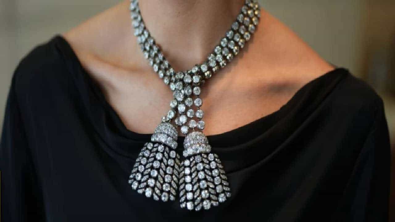 Mysterious Necklace: ಹರಾಜಾಗಲಿದೆ ಭಾರತೀಯ ನಂಟು ಹೊಂದಿರುವ 500 ವಜ್ರಗಳ ಈ ನಿಗೂಢ ನೆಕ್ಲೇಸ್ Mysterious Necklace: ಹರಾಜಾಗಲಿದೆ ಭಾರತೀಯ ನಂಟು ಹೊಂದಿರುವ 500 ವಜ್ರಗಳ ಈ ನಿಗೂಢ ನೆಕ್ಲೇಸ್
