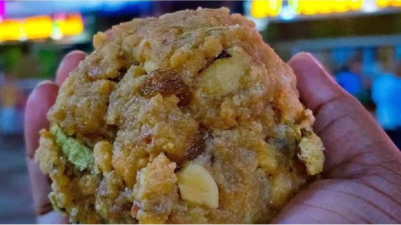 ತಿರುಪತಿ ಲಡ್ಡಿನಲ್ಲಿ ತಂಬಾಕು ಸಿಕ್ಕಿತ್ತು, ಭಕ್ತೆಯ ಹೇಳಿಕೆ ಕೇಳಿ ಬೆಚ್ಚಿಬಿದ್ದ ಜನ ತಿರುಪತಿ ಲಡ್ಡಿನಲ್ಲಿ ತಂಬಾಕು ಸಿಕ್ಕಿತ್ತು, ಭಕ್ತೆಯ ಹೇಳಿಕೆ ಕೇಳಿ ಬೆಚ್ಚಿಬಿದ್ದ ಜನ