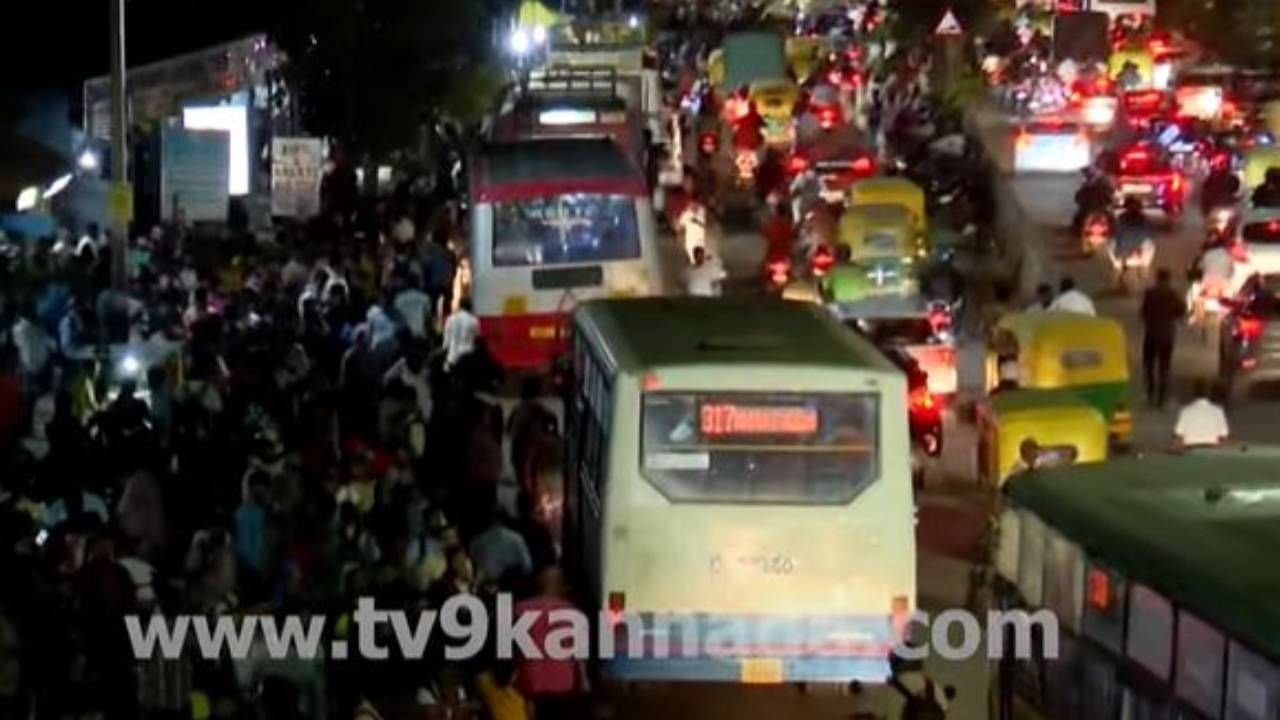 ಗಣೇಶ ಹಬ್ಬಕ್ಕೆ ಊರಿನತ್ತ ಜನ: ಬೆಂಗಳೂರಿನ ಹಲವೆಡೆ ಟ್ರಾಫಿಕ್ ಜಾಮ್, ಎಲ್ಲೆಲ್ಲಿ ? ಗಣೇಶ ಹಬ್ಬಕ್ಕೆ ಊರಿನತ್ತ ಜನ: ಬೆಂಗಳೂರಿನ ಹಲವೆಡೆ ಟ್ರಾಫಿಕ್ ಜಾಮ್, ಎಲ್ಲೆಲ್ಲಿ ?