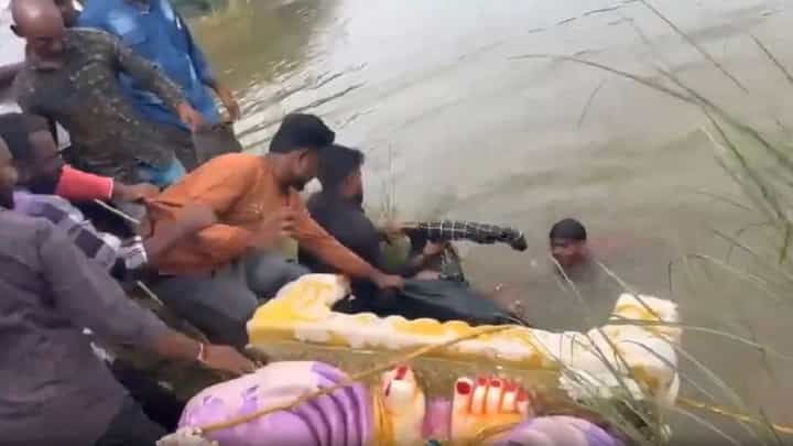 Video: ಗಣೇಶ ವಿಸರ್ಜನೆ ವೇಳೆ ನೀರಿನಲ್ಲಿ ಮುಳುಗಿ ಇಬ್ಬರು ಯುವಕರು ಸಾವು Video: ಗಣೇಶ ವಿಸರ್ಜನೆ ವೇಳೆ ನೀರಿನಲ್ಲಿ ಮುಳುಗಿ ಇಬ್ಬರು ಯುವಕರು ಸಾವು