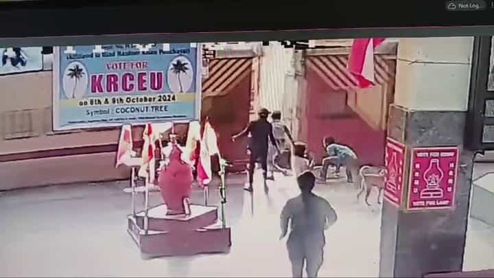 ಉಡುಪಿ: ಚಲಿಸುತ್ತಿದ್ದ ರೈಲು ಹತ್ತುವಾಗ ಆಯತಪ್ಪಿ ಬಿದ್ದ ಮಹಿಳೆಯನ್ನು ರಕ್ಷಿಸಿದ ಮಹಿಳಾ ಸಿಬ್ಬಂದಿ, ಇಲ್ಲಿದೆ ರೋಚಕ ವಿಡಿಯೋ ಉಡುಪಿ: ಚಲಿಸುತ್ತಿದ್ದ ರೈಲು ಹತ್ತುವಾಗ ಆಯತಪ್ಪಿ ಬಿದ್ದ ಮಹಿಳೆಯನ್ನು ರಕ್ಷಿಸಿದ ಮಹಿಳಾ ಸಿಬ್ಬಂದಿ, ಇಲ್ಲಿದೆ ರೋಚಕ ವಿಡಿಯೋ