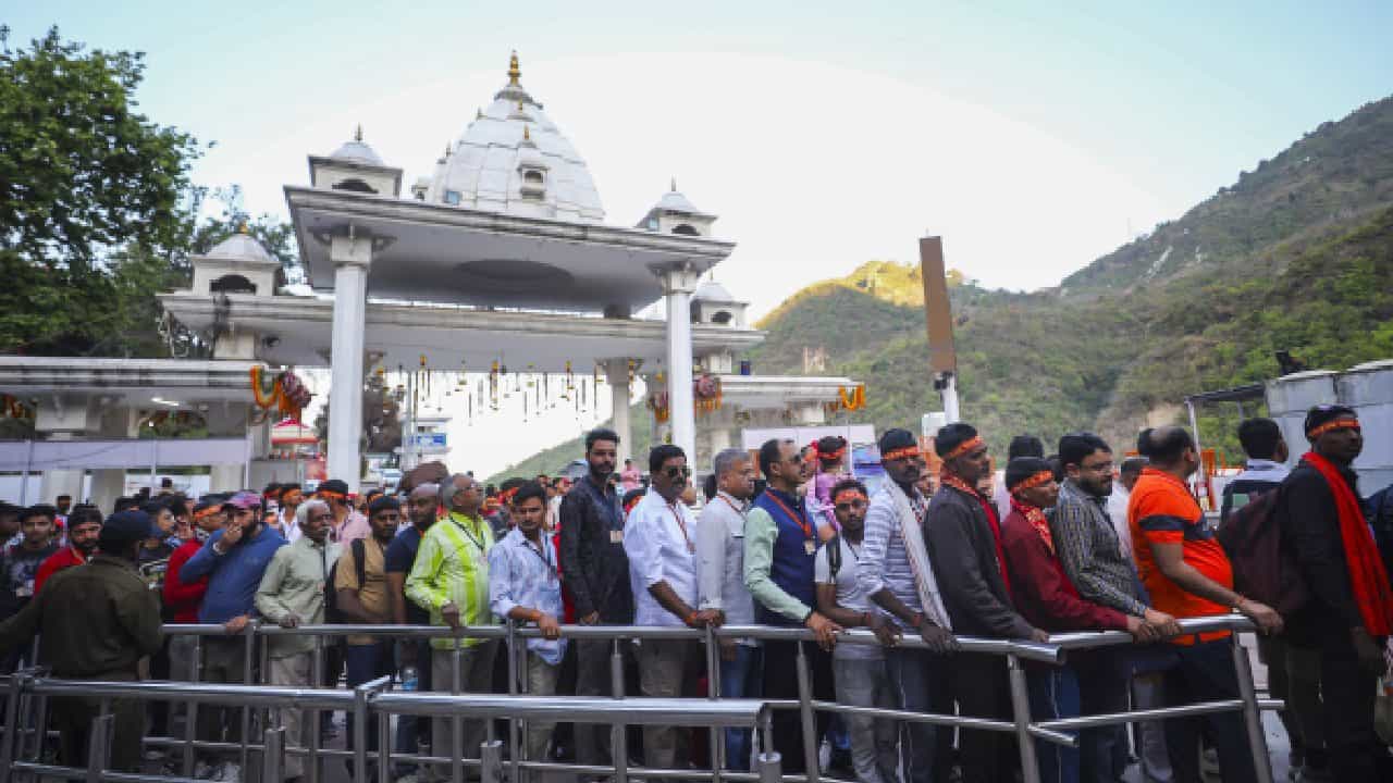 Vaishno Devi Shrine: ಜಮ್ಮು ಕಾಶ್ಮೀರದ ವೈಷ್ಣೋದೇವಿ ದೇಗುಲದ ಬಳಿ ಭೂಕುಸಿತ; ಇಬ್ಬರು ಮಹಿಳಾ ಯಾತ್ರಾರ್ಥಿಗಳು ಸಾವು Vaishno Devi Shrine: ಜಮ್ಮು ಕಾಶ್ಮೀರದ ವೈಷ್ಣೋದೇವಿ ದೇಗುಲದ ಬಳಿ ಭೂಕುಸಿತ; ಇಬ್ಬರು ಮಹಿಳಾ ಯಾತ್ರಾರ್ಥಿಗಳು ಸಾವು
