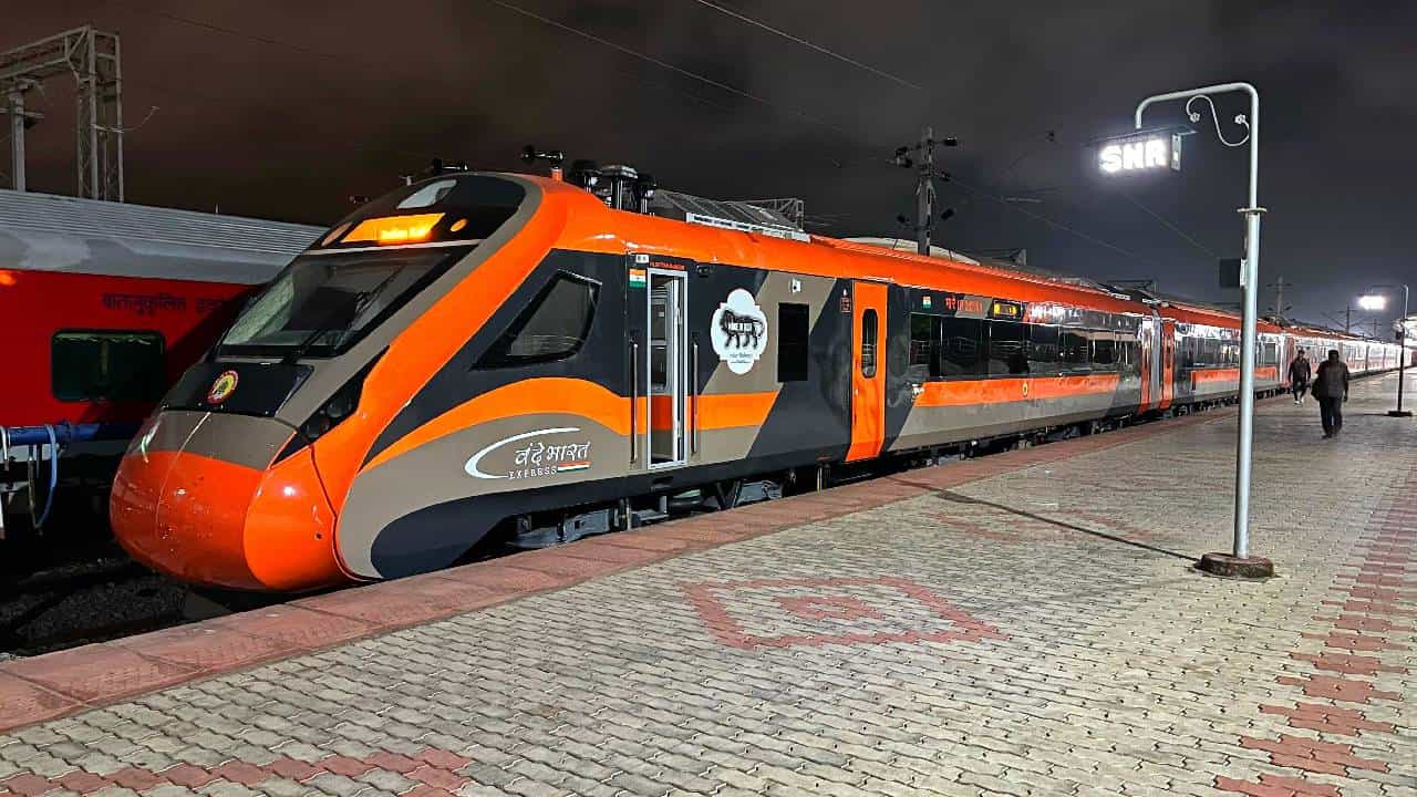 ಹುಬ್ಬಳ್ಳಿ-ಪುಣೆ ವಂದೇ ಭಾರತ್ ರೈಲಿಗೆ ಇಂದು ಪ್ರಧಾನಿ ಮೋದಿ ಚಾಲನೆ, ಇಲ್ಲಿದೆ ವೇಳಾಪಟ್ಟಿ ಹುಬ್ಬಳ್ಳಿ-ಪುಣೆ ವಂದೇ ಭಾರತ್ ರೈಲಿಗೆ ಇಂದು ಪ್ರಧಾನಿ ಮೋದಿ ಚಾಲನೆ, ಇಲ್ಲಿದೆ ವೇಳಾಪಟ್ಟಿ