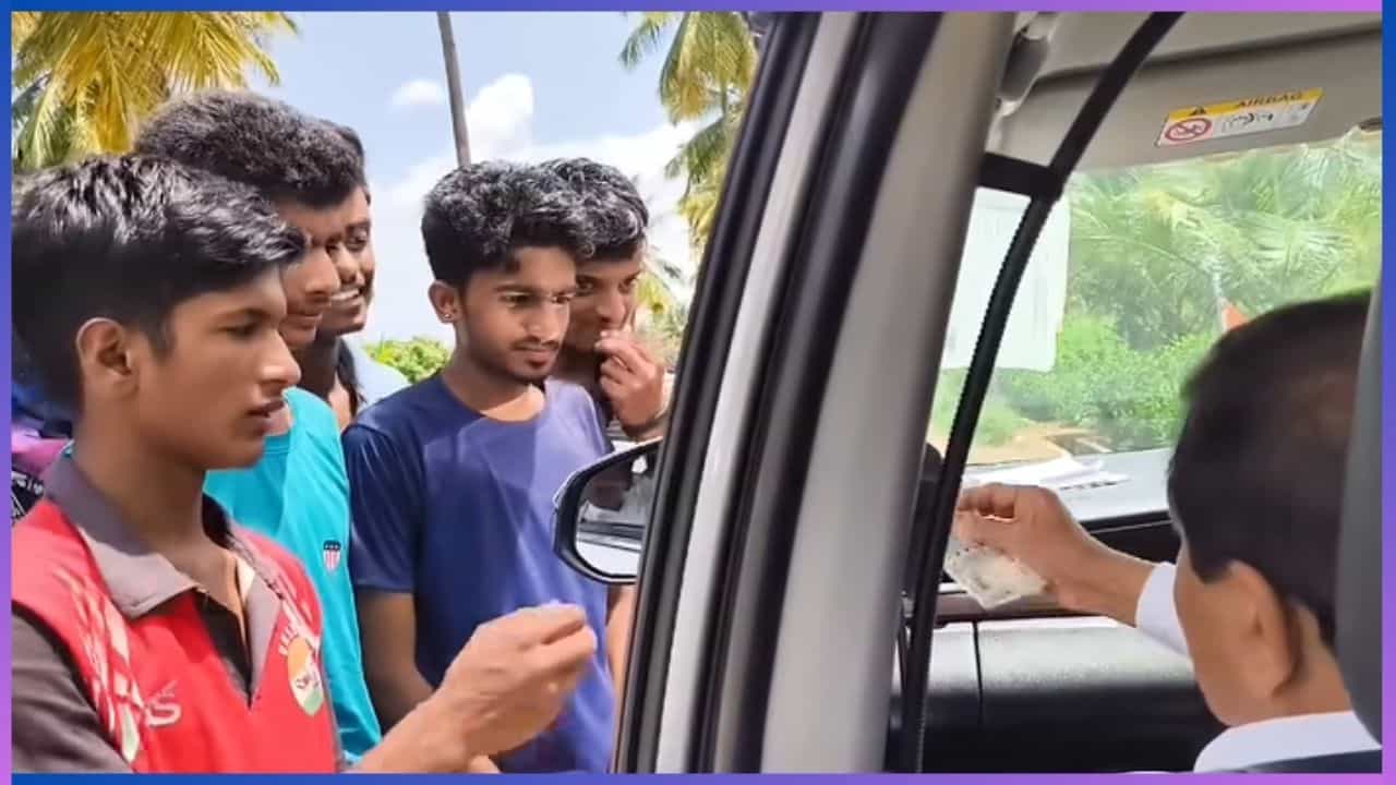 ಗಣೇಶ ಕಲೆಕ್ಷನ್ಗೆ ಸಂಸದ ಡಾ. ಮಂಜುನಾಥ್ ಬಳಿ ಬಂದ ಮಕ್ಕಳ ಸೈನ್ಯ, ಹೃದಯವಂತ ಎಷ್ಟು ಹಣ ಕೊಟ್ರು ನೋಡಿ ಗಣೇಶ ಕಲೆಕ್ಷನ್ಗೆ ಸಂಸದ ಡಾ. ಮಂಜುನಾಥ್ ಬಳಿ ಬಂದ ಮಕ್ಕಳ ಸೈನ್ಯ, ಹೃದಯವಂತ ಎಷ್ಟು ಹಣ ಕೊಟ್ರು ನೋಡಿ