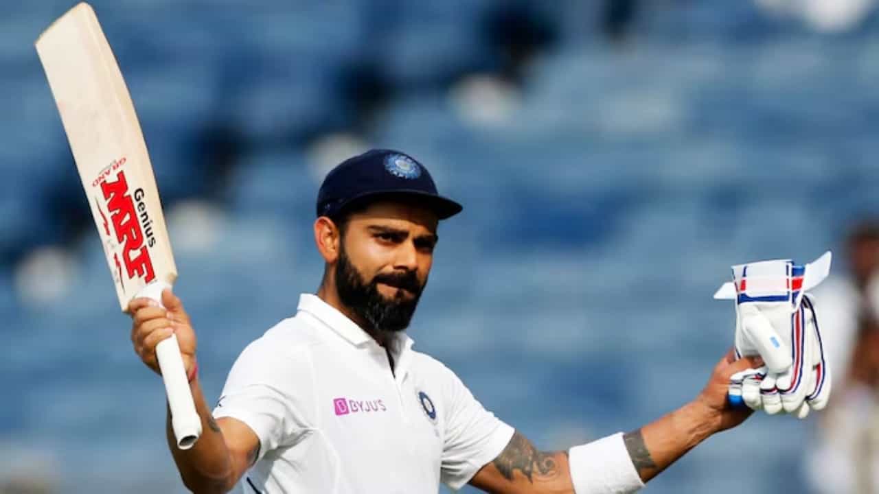 ಟೆಸ್ಟ್ ಕ್ರಿಕೆಟ್ನಲ್ಲಿ ವಿರಾಟ್ ಕೊಹ್ಲಿಯ ಬ್ಯಾಟ್ನಿಂದ ಶತಕ ಮೂಡಿಬಂದು ವರ್ಷ ಕಳೆದಿವೆ. 2023 ರಲ್ಲಿ ಆಸ್ಟ್ರೇಲಿಯಾ ವಿರುದ್ಧ 186 ರನ್ ಬಾರಿಸಿದ ಬಳಿಕ ಕೊಹ್ಲಿ ಪೂರ್ಣ ಪ್ರಮಾಣದಲ್ಲಿ ಟೆಸ್ಟ್ ಸರಣಿಗಳಲ್ಲಿ ತೊಡಗಿಸಿಕೊಂಡಿಲ್ಲ. ಇದೀಗ ಮತ್ತೆ ವೈಟ್ ಜೆರ್ಸಿಯಲ್ಲಿ ಕಣಕ್ಕಿಳಿಯಲು ಕಿಂಗ್ ಕೊಹ್ಲಿ ಸಜ್ಜಾಗಿದ್ದಾರೆ.