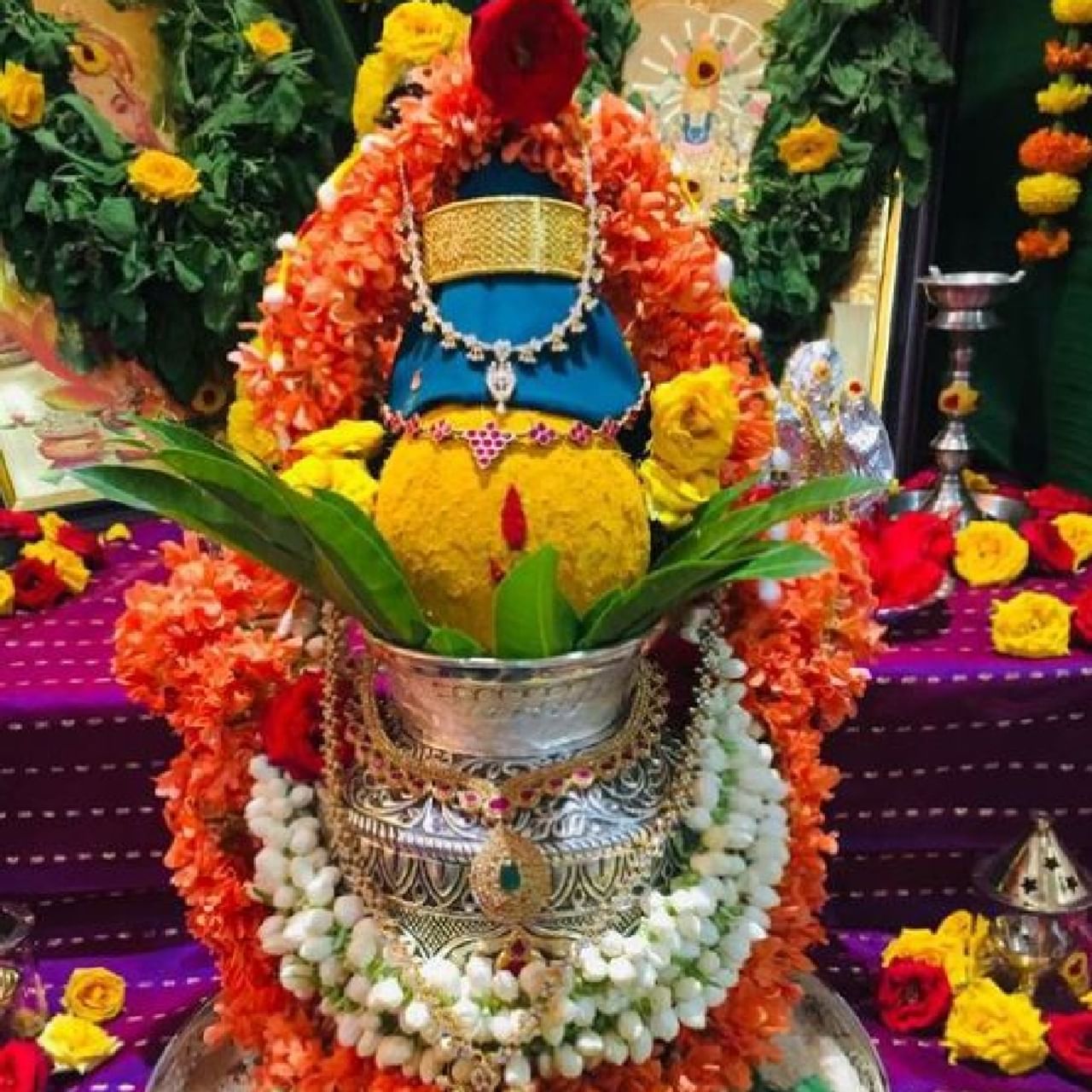 Kalasha Pooja: ಕಲಶ ಮತ್ತು ಕುಂಭದ ಸಂಪ್ರದಾಯವು ಪ್ರಾಚೀನವಾದುದು ಮತ್ತು ಇದು ವೈದಿಕ ಸಂಪ್ರದಾಯಗಳು ಮತ್ತು ಆಚರಣೆಗಳ ಮೂಲವಾಗಿದೆ. ಕಲಶ ಸ್ಥಾಪನೆ ಮಾಡದೆ ಅಥವಾ ಪೂಜೆಯ ಪ್ರದೇಶದಲ್ಲಿ ಕಲಶವನ್ನು ಸ್ಥಾಪಿಸದೆ ಯಾವುದೇ ವೈದಿಕ ಪೂಜೆಯನ್ನು ಮಾಡಲಾಗುವುದಿಲ್ಲ. ಋಗ್ವೇದದಲ್ಲಿ ಉಲ್ಲೇಖಿಸಲಾದ ಮಂತ್ರಗಳಲ್ಲಿ ಕಲಶ ಅಥವಾ ಕುಂಭವನ್ನು ವಿವರಿಸಲಾಗಿದೆ: 10:89:7; ಶುಕ್ಲ ಯಜುರ್ವೇದ: 19:87; ಅಥರ್ವ ವೇದ: 19.53.3; 4.34.7