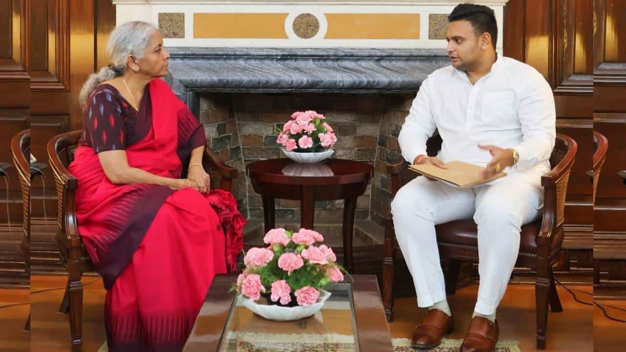 ಕರ್ನಾಟಕದ ರೈತರ ಪರ ದನಿ ಎತ್ತಿದ ಯದುವೀರ್; ಕಾಳುಮೆಣಸಿಗೆ ಜಿಎಸ್ಟಿ ವಿನಾಯಿತಿ ಕೋರಿ ನಿರ್ಮಲಾ ಸೀತಾರಾಮನ್ಗೆ ಮನವಿ ಕರ್ನಾಟಕದ ರೈತರ ಪರ ದನಿ ಎತ್ತಿದ ಯದುವೀರ್; ಕಾಳುಮೆಣಸಿಗೆ ಜಿಎಸ್ಟಿ ವಿನಾಯಿತಿ ಕೋರಿ ನಿರ್ಮಲಾ ಸೀತಾರಾಮನ್ಗೆ ಮನವಿ