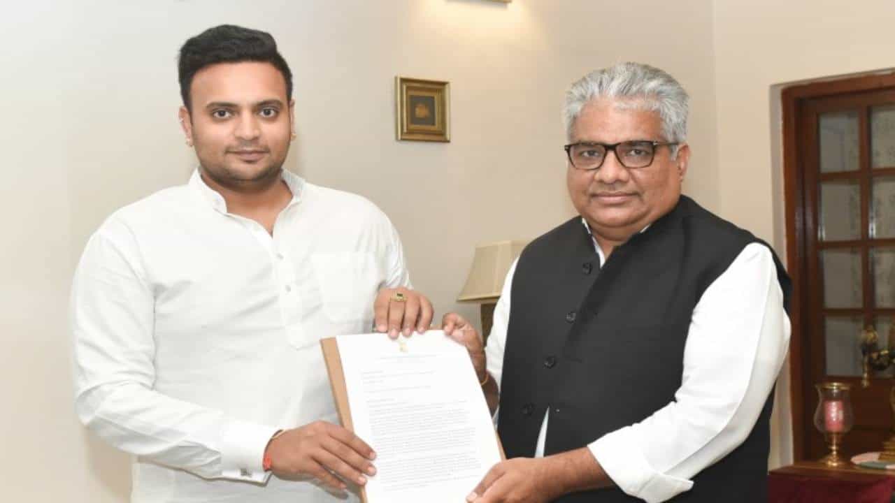 ಆನೆ-ಮಾನವ ಸಂಘರ್ಷ ತಪ್ಪಿಸಲು ಕೇಂದ್ರ ಸಚಿವ ಭೂಪೇಂದ್ರ ಯಾದವ್ಗೆ ಮನವಿ ಸಲ್ಲಿಸಿದ ಸಂಸದ ಯದುವೀರ್ ಆನೆ-ಮಾನವ ಸಂಘರ್ಷ ತಪ್ಪಿಸಲು ಕೇಂದ್ರ ಸಚಿವ ಭೂಪೇಂದ್ರ ಯಾದವ್ಗೆ ಮನವಿ ಸಲ್ಲಿಸಿದ ಸಂಸದ ಯದುವೀರ್