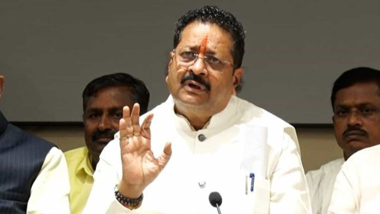 ಕೆಲವರು ಸಿಎಂ ಆಗಲು ಸಾವಿರ ಕೋಟಿ ಹಣ ಇಟ್ಕೊಂಡು ಕಾಯ್ತಿದ್ದಾರೆ: ಶಾಸಕ ಯತ್ನಾಳ್ ಬಾಂಬ್