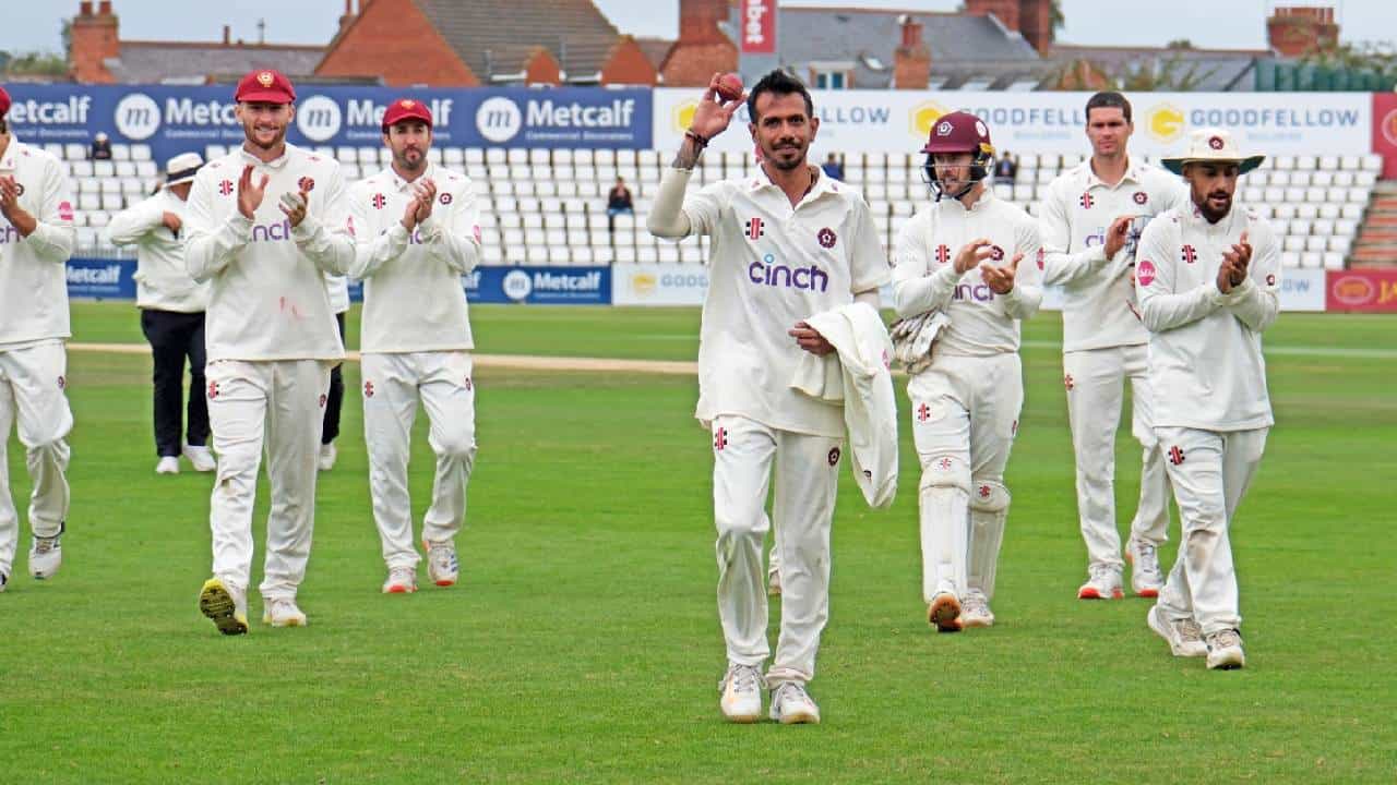 ಇಂಗ್ಲೆಂಡ್ನ ನಾರ್ಥಾಂಪ್ಟನ್ನ ಕೌಂಟಿ ಮೈದಾನದಲ್ಲಿ ನಡೆಯುತ್ತಿರುವ ಕೌಂಟಿ ಚಾಂಪಿಯನ್ಶಿಪ್ನ 47ನೇ ಪಂದ್ಯದಲ್ಲಿ ಯುಜ್ವೇಂದ್ರ ಚಹಲ್ 5 ವಿಕೆಟ್ ಕಬಳಿಸಿ ಮಿಂಚಿದ್ದಾರೆ. ಈ ಪಂದ್ಯದಲ್ಲಿ ಟಾಸ್ ಗೆದ್ದ ನಾರ್ಥಾಂಪ್ಟನ್ ಶೈರ್ ತಂಡವು ಮೊದಲು ಬ್ಯಾಟಿಂಗ್ ಮಾಡಿತು.