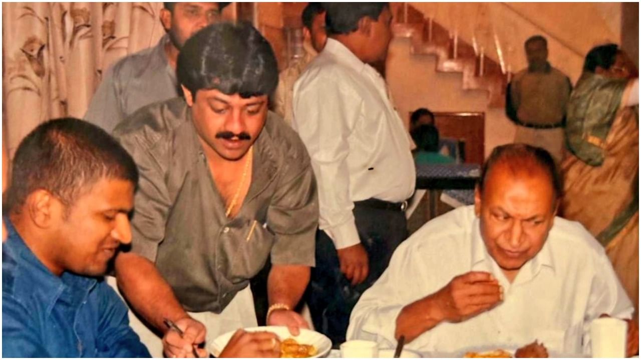 ಅಣ್ಣಾವ್ರು, ಪುನೀತ್ಗೆ ಊಟ ಬಡಿಸುತ್ತಿರೋದು ಖ್ಯಾತ ರಾಜಕಾರಣಿ; ಯಾರೆಂದು ಗುರುತಿಸಿ ಅಣ್ಣಾವ್ರು, ಪುನೀತ್ಗೆ ಊಟ ಬಡಿಸುತ್ತಿರೋದು ಖ್ಯಾತ ರಾಜಕಾರಣಿ; ಯಾರೆಂದು ಗುರುತಿಸಿ