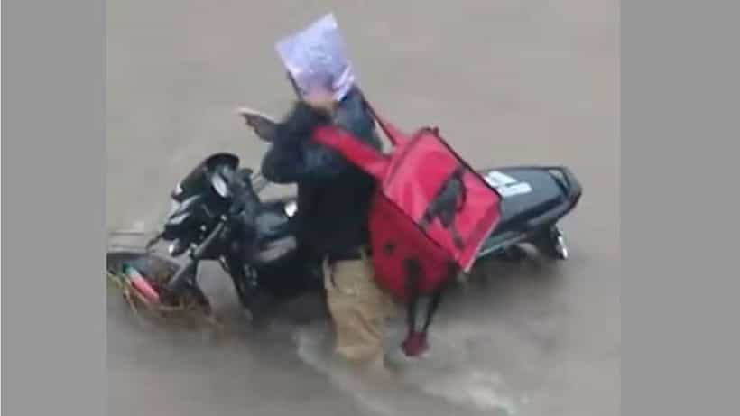 Viral Post: ಭಾರೀ ಮಳೆ, ಜಲಾವೃತಗೊಂಡ ರಸ್ತೆಯಲ್ಲೂ ಆಹಾರ ತಲುಪಿಸಿದ ಡೆಲಿವರಿ ಬಾಯ್ಗೆ ಶ್ಲಾಘನೆ ವ್ಯಕ್ತಪಡಿಸಿದ ಗ್ರಾಹಕ