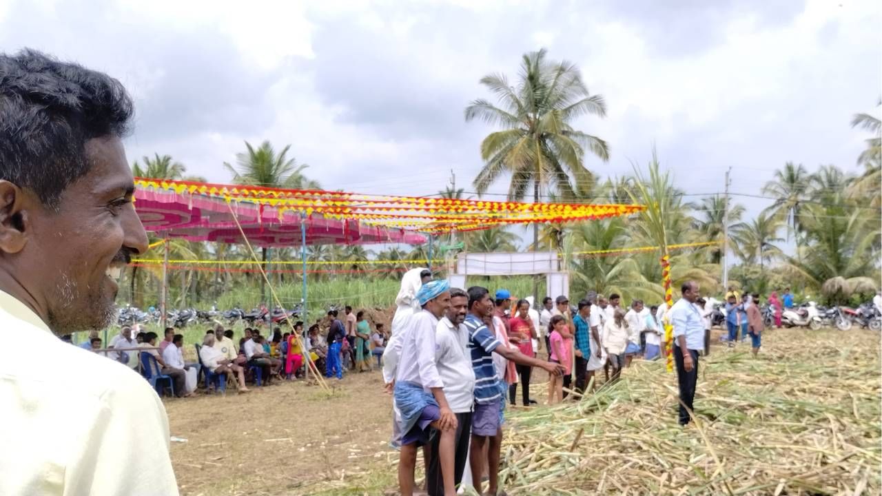  ಒಟ್ಟಾರೆ ಇದೇ ಮೊದಲ ಬಾರಿ ಆಯೋಜನೆ ಮಾಡಿದ್ದ ಕಬ್ಬು ಕಟಾವು ಸ್ವರ್ಧೆ ಎಲ್ಲರ ಗಮನ ಸೆಳೆದಿತ್ತು. ಯುಕವರು ಕೂಡ ಸಾಕಷ್ಟು ಉತ್ಸಹಕ್ಕೆ ಸ್ವರ್ಧೆಯಲ್ಲಿ ಪಾಲ್ಗೊಂಡು ಕಬ್ಬು ಕಟಾವು ಮಾಡಿದರು.
