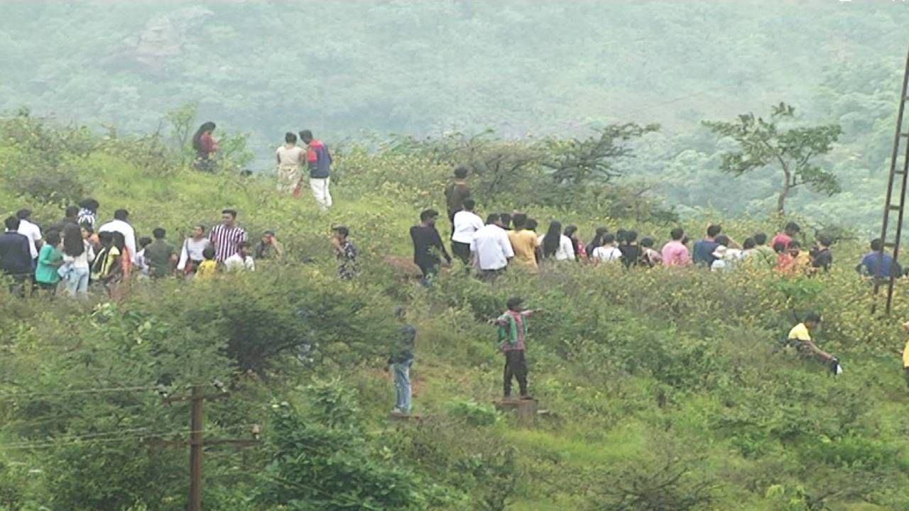 ಬರದನಾಡು, ಬಯಲು ಸೀಮೆಯಲ್ಲಿ ಮಲೆನಾಡಿನ ವೈಭವ ಕಾಣುತ್ತಿದೆ. ಅದರಲ್ಲೂ ಡ್ರೋನ್ ಕ್ಯಾಮೆರಾದಲಿ ಕಪ್ಪತ್ತಗುಡ್ಡದ ಸೌಂದರ್ಯ ನೋಡುವುದು ಕಣ್ಣಿಗೆ ಹಬ್ಬವೇ ಸರಿ. ಕಪ್ಪತ್ತಗುಡ್ಡ ಹಚ್ಚ ಹಸಿರಿನಿಂದ ಕಂಗೊಳಿಸುತ್ತಿದೆ. ಇದರಿಂದಲೇ ಕಪ್ಪತ್ತಗುಡ್ಡ ಸೌಂದರ್ಯ ಸವಿಯಲು ಪ್ರವಾಸಿಗರ ದಂಡೇ ಹರಿದು ಬರುತ್ತಿದೆ. ನೀವು ಒಂದು ಸಾರಿ ಕಪ್ಪತ್ತಗುಡ್ಡದ ಸೌಂದರ್ಯ ಸವಿಯಲು ಮಿಸ್ ಮಾಡದಿರಿ.
