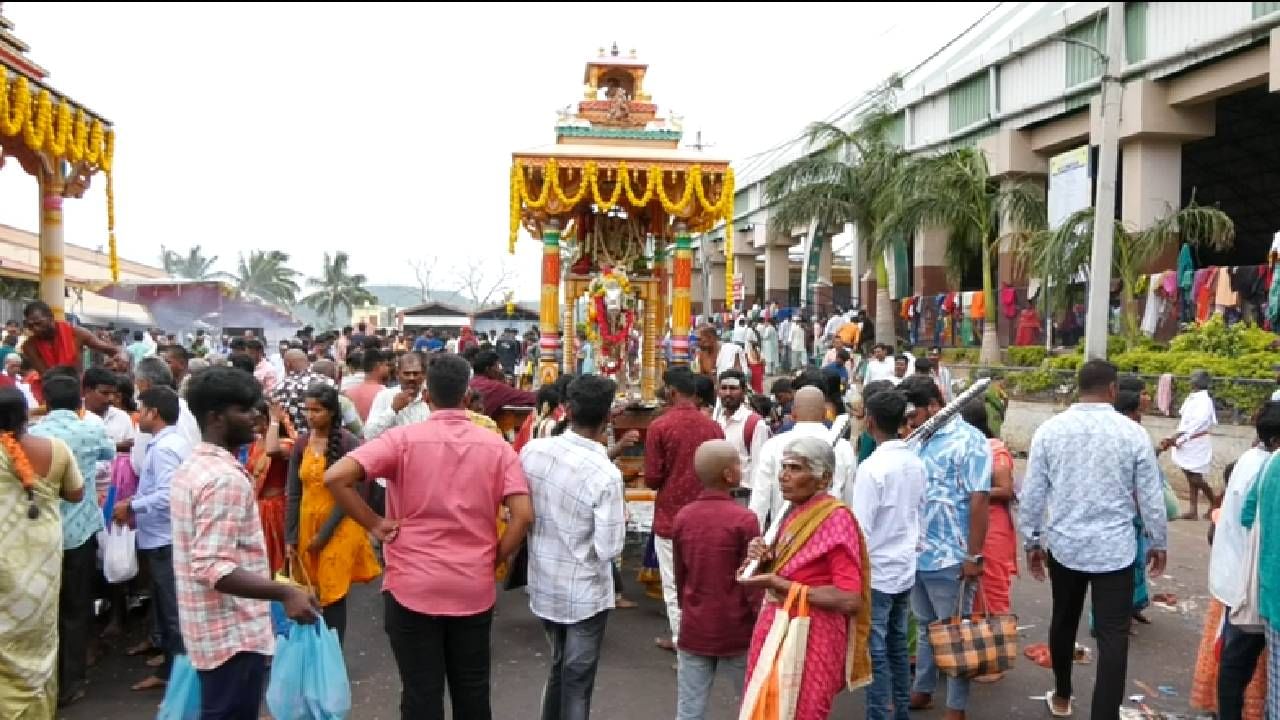 ಕಣ್ಣಾಡಿಸಿದ ಕಡೆಯೆಲ್ಲಾ ಭಕ್ತರ ದಂಡು, ಎಲ್ಲಿ ನೋಡಿದರೂ ಉಘೇ ಮಾದಪ್ಫ ಎಂಬ ಝೇಂಕಾರ. ಸಾಲುಗಟ್ಟಿ ನಿಂತು ದರ್ಶನ ಪಡೆಯುತ್ತಿರುವ ಜನತೆ. ಈ ಎಲ್ಲಾ ದೃಶ್ಥ ಕಣ್ಣಿಗೆ ಬಿದ್ದಿದ್ದು ಚಾಮರಾಜನಗರ ಜಿಲ್ಲೆಯ ಹನೂರು ತಾಲೂಕಿನ ಮಲೆ ಮಹದೇಶ್ವರ ಬೆಟ್ಟದಲ್ಲಿ.