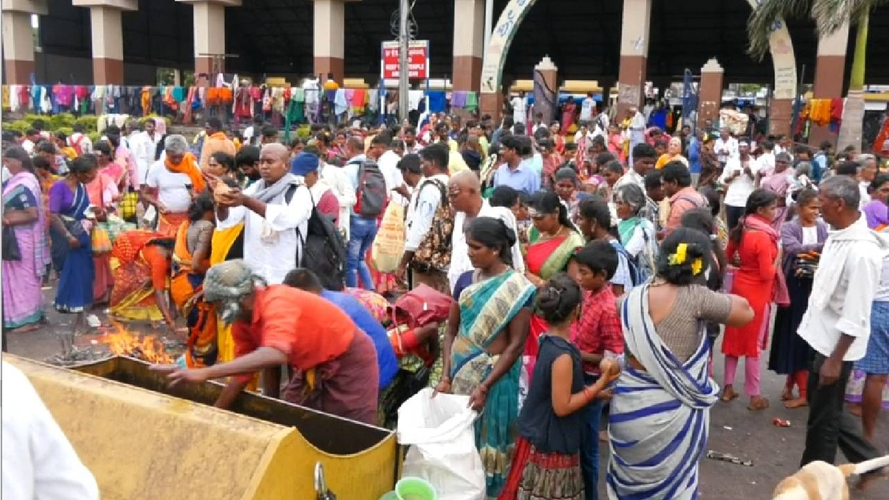 ಇಂದು ಮಹಾಲಯ ಅಮಾವಾಸ್ಯೆ ಹಿನ್ನಲೆ ಮಲೆ ಮಹದೇಶ್ವರ ಪ್ರಾಧಿಕಾರ ವಿಶೇಷವಾಗಿ 2 ಲಕ್ಷ ಲಾಡುಗಳನ್ನ ತಯಾರಿಸಿಲಾಗಿತ್ತು. ಜೊತೆಗೆ ಎರೆಡುವರೆ ಲಕ್ಷದಷ್ಟು ಜನರಿಗೆ ಉಚಿತ ಅನ್ನದಾಸೋಹ ಮಾಡಲಾಯ್ತು.
