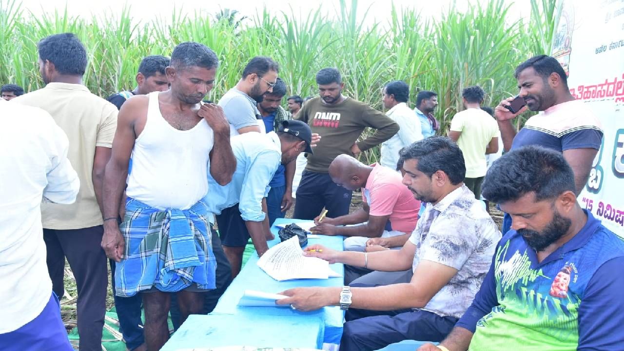 ಒಂದು ತಂಡದಲ್ಲಿ ಆರು ಯುವಕರಿಗೆ ಅವಕಾಶ ನೀಡಲಾಗಿತ್ತು. 15 ನಿಮಿಷಗಳ ಕಾಲಾವಕಾಶ ನೀಡಿ ಇದರಲ್ಲಿ ಯಾರು ಹೆಚ್ಚು ಕಬ್ಬು ಕಡಿಯುತ್ತಾರೋ ಆ ತಂಡಕ್ಕೆ ಬಹುಮಾನವನ್ನ ಸಹ ಇಡಲಾಗಿತ್ತು. ಮದ್ದೂರು ತಾಲೂಕಿನ ವಿವಿಧ ಗ್ರಾಮದ ಎಂಟು ಯುವಕರ ತಂಡ ಈ ಚಾಲೆಂಜ್ ನಲ್ಲಿ ಭಾಗವಹಿಸಿದ್ರು.