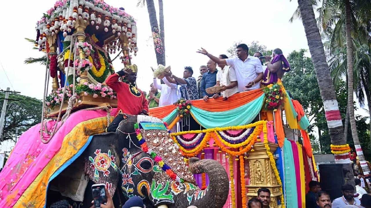 ಐತಿಹಾಸಿಕ ಶ್ರೀರಂಗಪಟ್ಟಣ ದಸರಾ ಜಂಬೂಸವಾರಿಗೆ ಚಾಲನೆ ನೀಡಿದ ನಟ ಶಿವರಾಜ್ ಕುಮಾರ್ ಐತಿಹಾಸಿಕ ಶ್ರೀರಂಗಪಟ್ಟಣ ದಸರಾ ಜಂಬೂಸವಾರಿಗೆ ಚಾಲನೆ ನೀಡಿದ ನಟ ಶಿವರಾಜ್ ಕುಮಾರ್