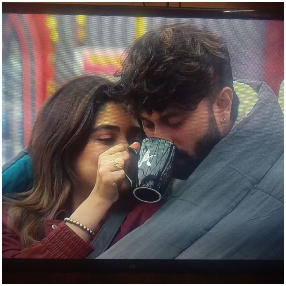 Aishwarya e Shishir estão sentados no mesmo lençol. Aishwarya tinha uma xícara na mão. Um após o outro bebericou o café quente. Essas cenas são destacadas no episódio de 18 de outubro.