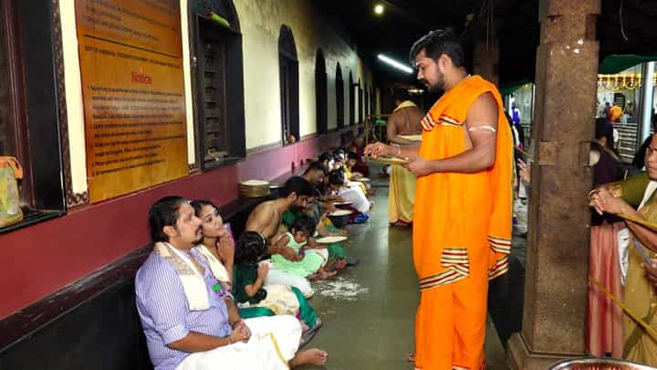 ವಿಜಯದಶಮಿ: ಕೊಲ್ಲೂರು ಮೂಕಾಂಬಿಕಾ ಸನ್ನಿಧಿಯಲ್ಲಿ ಮಕ್ಕಳಿಗೆ ಅಕ್ಷರಾಭ್ಯಾಸ ವಿಜಯದಶಮಿ: ಕೊಲ್ಲೂರು ಮೂಕಾಂಬಿಕಾ ಸನ್ನಿಧಿಯಲ್ಲಿ ಮಕ್ಕಳಿಗೆ ಅಕ್ಷರಾಭ್ಯಾಸ