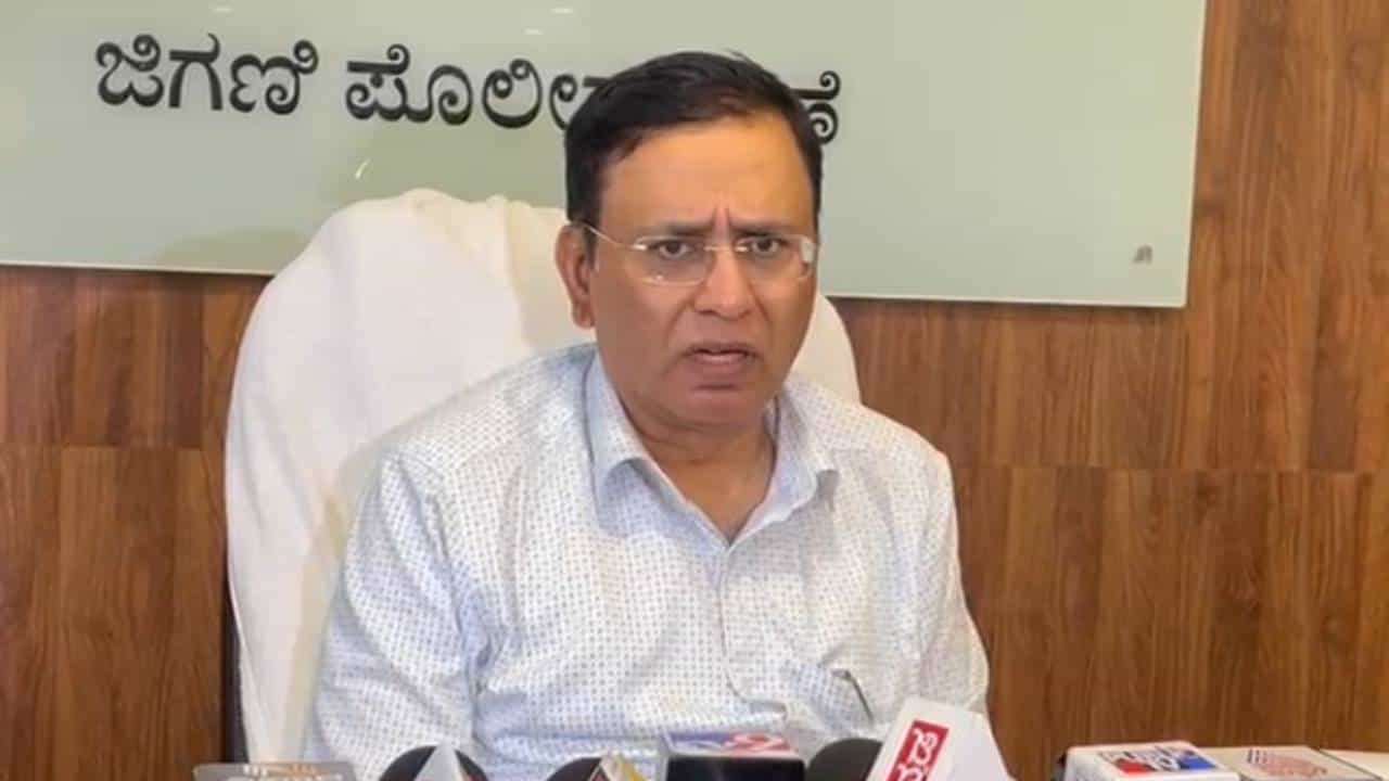 ಬೆಂಗಳೂರಿನಲ್ಲಿ ಪಾಕ್ ದಂಪತಿ ಸೇರಿ ನಾಲ್ವರು ವಿದೇಶಿಗರ ಬಂಧನ ಪ್ರಕರಣ; ಮಹತ್ವದ ಮಾಹಿತಿ ಹಂಚಿಕೊಂಡ ಎಡಿಜಿಪಿ ಬೆಂಗಳೂರಿನಲ್ಲಿ ಪಾಕ್ ದಂಪತಿ ಸೇರಿ ನಾಲ್ವರು ವಿದೇಶಿಗರ ಬಂಧನ ಪ್ರಕರಣ; ಮಹತ್ವದ ಮಾಹಿತಿ ಹಂಚಿಕೊಂಡ ಎಡಿಜಿಪಿ
