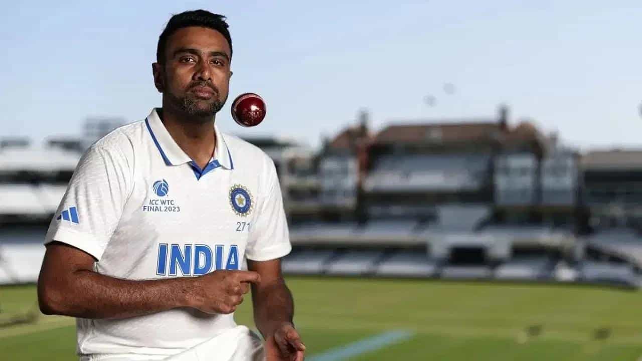 ಟೀಮ್ ಇಂಡಿಯಾ ಸ್ಪಿನ್ನರ್ ರವಿಚಂದ್ರನ್ ಅಶ್ವಿನ್ ಟೆಸ್ಟ್ ಕ್ರಿಕೆಟ್ನಲ್ಲಿ ಹೊಸ ಇತಿಹಾಸ ಬರೆದಿದ್ದಾರೆ. ಪುಣೆಯಲ್ಲಿ ನಡೆಯುತ್ತಿರುವ ನ್ಯೂಝಿಲೆಂಡ್ ವಿರುದ್ಧದ 2ನೇ ಟೆಸ್ಟ್ ಪಂದ್ಯದಲ್ಲಿ ಎರಡು ವಿಕೆಟ್ ಕಬಳಿಸುವುದರೊಂದಿಗೆ ವಿಶ್ವ ಟೆಸ್ಟ್ ಚಾಂಪಿಯನ್ಶಿಪ್ ಸರಣಿಯಲ್ಲಿ ಅತ್ಯಧಿಕ ವಿಕೆಟ್ ಕಬಳಿಸಿದ ಬೌಲರ್ ಎನಿಸಿಕೊಂಡಿದ್ದಾರೆ.