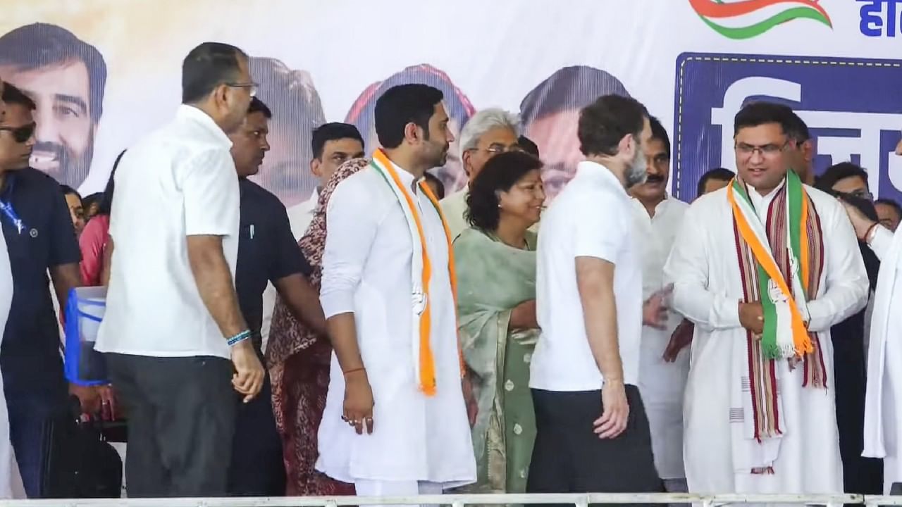 ಹರಿಯಾಣದಲ್ಲಿ ಬಿಜೆಪಿಗೆ ದೊಡ್ಡ ಶಾಕ್; ಅಶೋಕ್ ತನ್ವಾರ್ ಕಾಂಗ್ರೆಸ್ಗೆ ಮರು ಸೇರ್ಪಡೆ ಹರಿಯಾಣದಲ್ಲಿ ಬಿಜೆಪಿಗೆ ದೊಡ್ಡ ಶಾಕ್; ಅಶೋಕ್ ತನ್ವಾರ್ ಕಾಂಗ್ರೆಸ್ಗೆ ಮರು ಸೇರ್ಪಡೆ