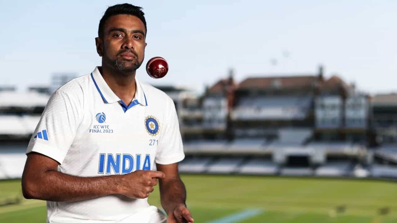 ಬಾಂಗ್ಲಾದೇಶ್ ವಿರುದ್ಧದ ಟೆಸ್ಟ್ ಸರಣಿಯನ್ನು ಟೀಮ್ ಇಂಡಿಯಾ 2-0 ಅಂತರದಿಂದ ಕ್ಲೀನ್ ಸ್ವೀಪ್ ಮಾಡಿಕೊಂಡಿದೆ. ಈ ಸರಣಿ ಗೆಲುವಿನ ರೂವಾರಿಗಳಲ್ಲಿ ರವಿಚಂದ್ರನ್ ಅಶ್ವಿನ್ ಕೂಡ ಒಬ್ಬರು. ಈ ಸರಣಿಯ 2ನೇ ಪಂದ್ಯದ ಮೊದಲ ಇನಿಂಗ್ಸ್ನಲ್ಲಿ 2 ವಿಕೆಟ್ ಪಡೆದಿದ್ದ ಅಶ್ವಿನ್, 2ನೇ ಇನಿಂಗ್ಸ್ನಲ್ಲಿ ಮೂರು ವಿಕೆಟ್ ಉರುಳಿಸಿದ್ದರು.