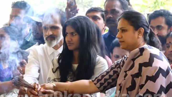 ಪುತ್ರಿಯ ಜೊತೆಗೆ ಪುನೀತ್ ಸಮಾಧಿಗೆ ಪೂಜೆ ಮಾಡಿದ ಅಶ್ವಿನಿ ಪುನೀತ್ ರಾಜ್ಕುಮಾರ್ ಪುತ್ರಿಯ ಜೊತೆಗೆ ಪುನೀತ್ ಸಮಾಧಿಗೆ ಪೂಜೆ ಮಾಡಿದ ಅಶ್ವಿನಿ ಪುನೀತ್ ರಾಜ್ಕುಮಾರ್