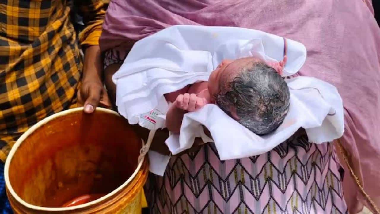 ತಮಿಳುನಾಡು: ಬಸ್​ ನಿಲ್ದಾಣದಲ್ಲಿರುವ ಸಾರ್ವಜನಿಕ ಶೌಚಾಲಯದಲ್ಲಿ ನವಜಾತ ಶಿಶು ಪತ್ತೆ