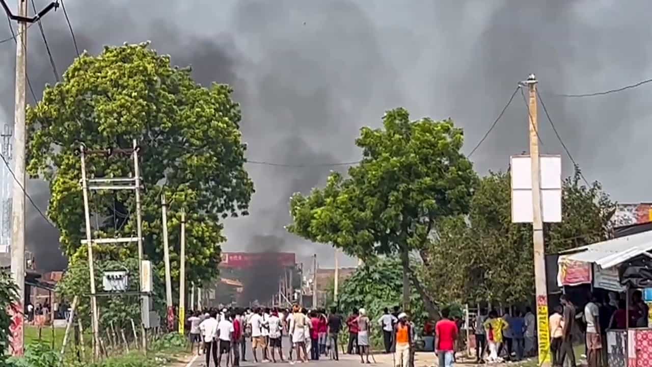Bahraich violence: ಉತ್ತರ ಪ್ರದೇಶದ ಬಹ್ರೈಚ್ನಲ್ಲಿ ಹಿಂಸಾಚಾರ: ಇಂಟರ್ನೆಟ್ ಸ್ಥಗಿತ; ಆಸ್ಪತ್ರೆ, ಅಂಗಡಿಗಳಿಗೆ ಬೆಂಕಿ Bahraich violence: ಉತ್ತರ ಪ್ರದೇಶದ ಬಹ್ರೈಚ್ನಲ್ಲಿ ಹಿಂಸಾಚಾರ: ಇಂಟರ್ನೆಟ್ ಸ್ಥಗಿತ; ಆಸ್ಪತ್ರೆ, ಅಂಗಡಿಗಳಿಗೆ ಬೆಂಕಿ