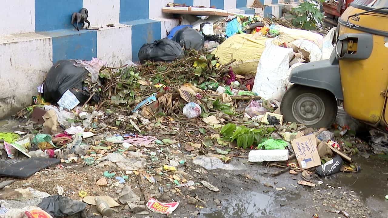 ಮಳೆ ನಡುವೆ ಬೆಂಗಳೂರಿಗೆ ಕಸದ ಸಮಸ್ಯೆ: ವಿಲೆವಾರಿಯಾಗದೆ ಉಳಿದಿದೆ ಸಾವಿರಾರು ಟನ್ ಕಸ ಮಳೆ ನಡುವೆ ಬೆಂಗಳೂರಿಗೆ ಕಸದ ಸಮಸ್ಯೆ: ವಿಲೆವಾರಿಯಾಗದೆ ಉಳಿದಿದೆ ಸಾವಿರಾರು ಟನ್ ಕಸ