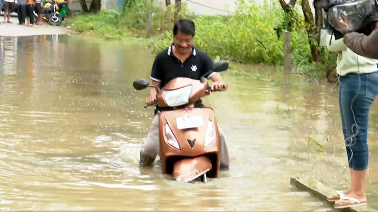 Karnataka Rains: ಕರ್ನಾಟಕದ ಹಲವೆಡೆ ವರುಣಾರ್ಭಟ; ಅಥಣಿಯಲ್ಲಿ ಯಲ್ಲಮ್ಮ ದೇವಿಗೆ ಜಲದಿಗ್ಬಂಧನ, ಚಿಕ್ಕಮಗಳೂರಲ್ಲಿ ಭೂ ಕುಸಿತ Karnataka Rains: ಕರ್ನಾಟಕದ ಹಲವೆಡೆ ವರುಣಾರ್ಭಟ; ಅಥಣಿಯಲ್ಲಿ ಯಲ್ಲಮ್ಮ ದೇವಿಗೆ ಜಲದಿಗ್ಬಂಧನ, ಚಿಕ್ಕಮಗಳೂರಲ್ಲಿ ಭೂ ಕುಸಿತ