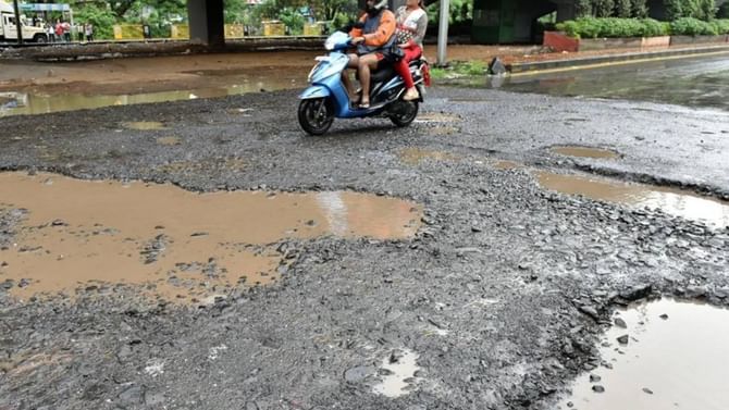 ಕಣ್ಣು ಬಿಟ್ಟಲೆಲ್ಲ ಗುಂಡಿ, ವಾಹನ ಸವಾರರೇ ಈ ರಸ್ತೆಯಲ್ಲಿ ಓಡಾಡುವಾಗ ಎಚ್ಚರ