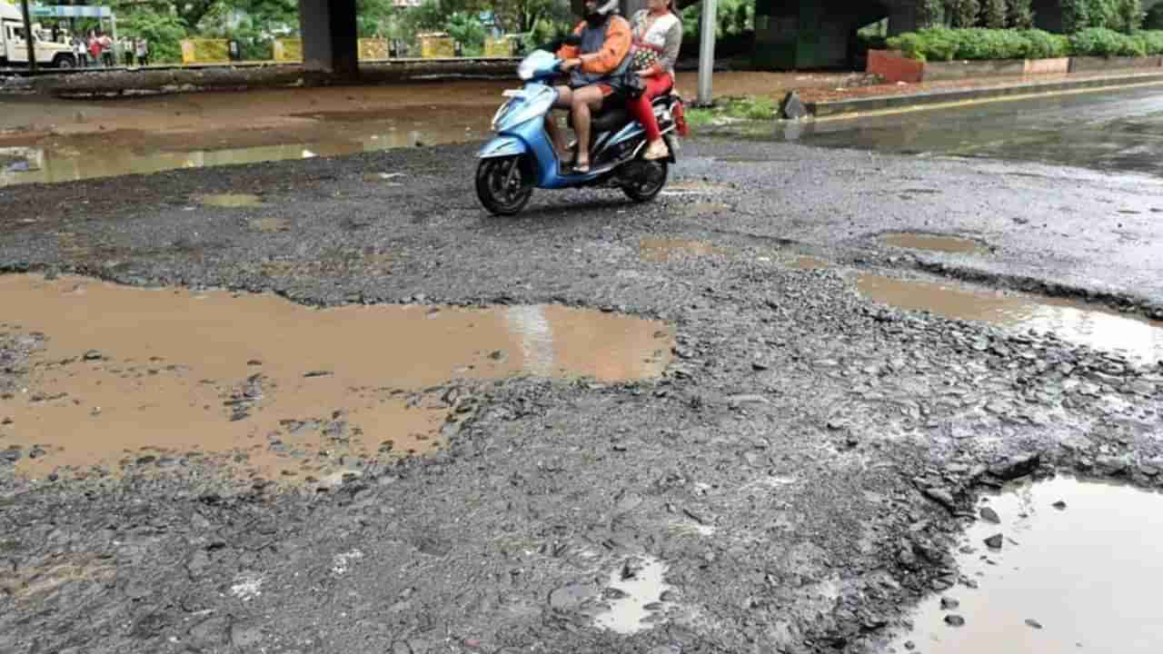 ಬೆಂಗಳೂರು; ಕಣ್ಣು ಬಿಟ್ಟಲೆಲ್ಲ ಗುಂಡಿಗಳು, ವಾಹನ ಸವಾರರೇ ಈ ರಸ್ತೆಯಲ್ಲಿ ಓಡಾಡುವಾಗ ಇರಲಿ ಎಚ್ಚರ