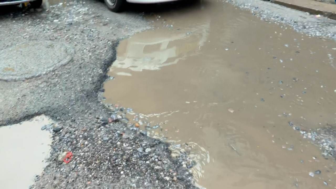 heavy rain creates big pothole in shanti nagar bengaluru people anger against govt kannada news