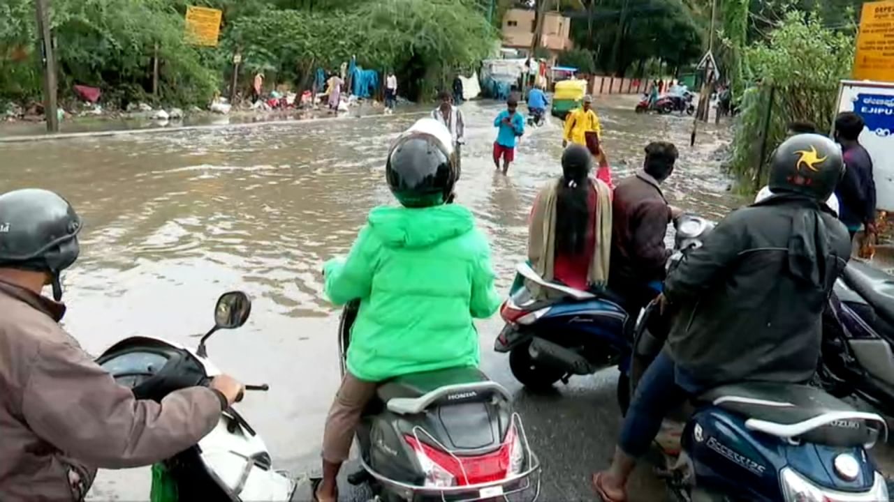 ಕೋರಮಂಗಲದಲ್ಲಿ ಮುಖ್ಯರಸ್ತೆಗಳೇ ಹಳ್ಳ, ಕೊಳ್ಳಗಳಾಗಿವೆ. ರಸ್ತೆಯಲ್ಲಿ ನೀರು ನಿಂತಿದ್ದರಿಂದ ವಾಹನ ಸವಾರರು ಪರದಾಡುವಂತಾಯಿತು. ಇಷ್ಟೇ ಅಲ್ಲ ನೆಟ್​ಬಾಲ್ ಕ್ರೀಡಾಂಗಣ ಜಲಾವೃತ ಆಗಿದ್ದರಿಂದದ ಪಂದ್ಯಗಳನ್ನು ಮುಂದೂಡಿಕೆ ಮಾಡಲಾಗಿದೆ.