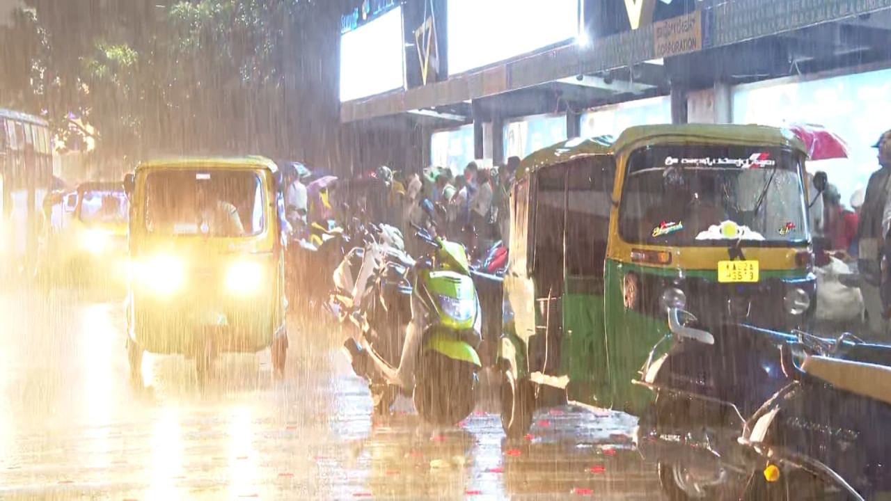 Bangalore Rains: ಬೆಂಗಳೂರಿನಲ್ಲಿ ರಾತ್ರಿ, ಮುಂಜಾನೆ ಅಬ್ಬರದ ಮಳೆ: ಟ್ರಾಫಿಕ್ ಜಾಮ್, ಜನಜೀವನ ಅಸ್ತವ್ಯಸ್ತ