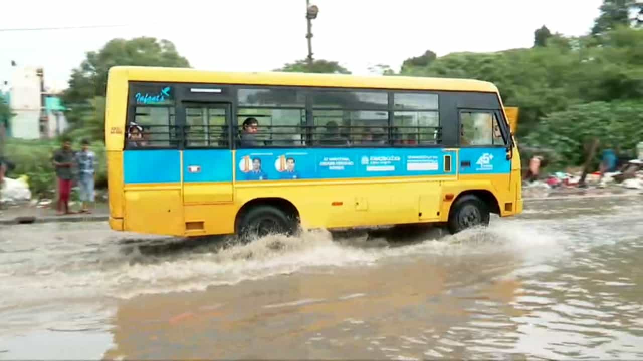 ಹೆಚ್ಎಸ್ಆರ್ ಲೇಔಟ್ನಲ್ಲಿ ಮಳೆ ಅವಾಂತರದಿಂದಾಗಿ ಶಾಲೆಗೆ ಜಲದಿಗ್ಬಂಧನ ಉಂಟಾಯಿತು. 10ಕ್ಕೂ ಹೆಚ್ಚು ಬಸ್ಗಳು ಮುಳುಗಡೆಯಾದವು. ಮಳೆಯಿಂದಾಗಿ ಫ್ರೀಡಂ ಶಾಲೆ ಸೇರಿದಂತೆ ಸುತ್ತ ಮುತ್ತ ಕೆರೆಯಂತಾಗಿತ್ತು. ಶಾಲೆ ಹೊರಗೆ ನಿಂತಿರುವ ಬಸ್ಗಳು ಕೂಡ ನೀರುಪಾಲಾದವು.
