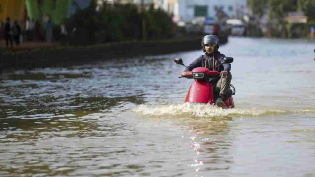 Bengaluru Rains: ಬೆಂಗಳೂರಲ್ಲಿ ಮಳೆಯಿಂದ ಇಂದು ಹಳದಿ ಅಲರ್ಟ್​ ಘೋಷಣೆ; ಶಾಲೆಗಳಿಗೆ ರಜೆ, ಉದ್ಯೋಗಿಗಳಿಗೆ ವರ್ಕ್ ಫ್ರಂ ಹೋಂ