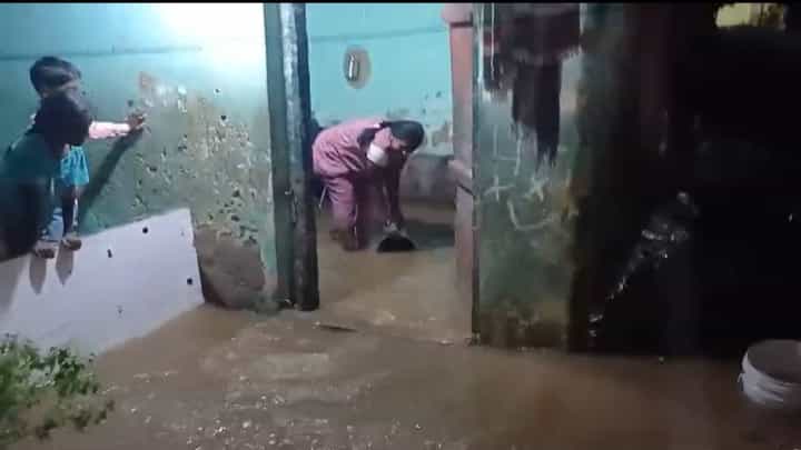 ಬೆಂಗಳೂರು: ರಾಜಕಾಲುವೆ ಮುಚ್ಚಿರುವ ಕಾರಣ ಐದಾರು ಮನೆಗಳಿಗೆ ನುಗ್ಗಿದ ಮಳೆ ನೀರು ಬೆಂಗಳೂರು: ರಾಜಕಾಲುವೆ ಮುಚ್ಚಿರುವ ಕಾರಣ ಐದಾರು ಮನೆಗಳಿಗೆ ನುಗ್ಗಿದ ಮಳೆ ನೀರು