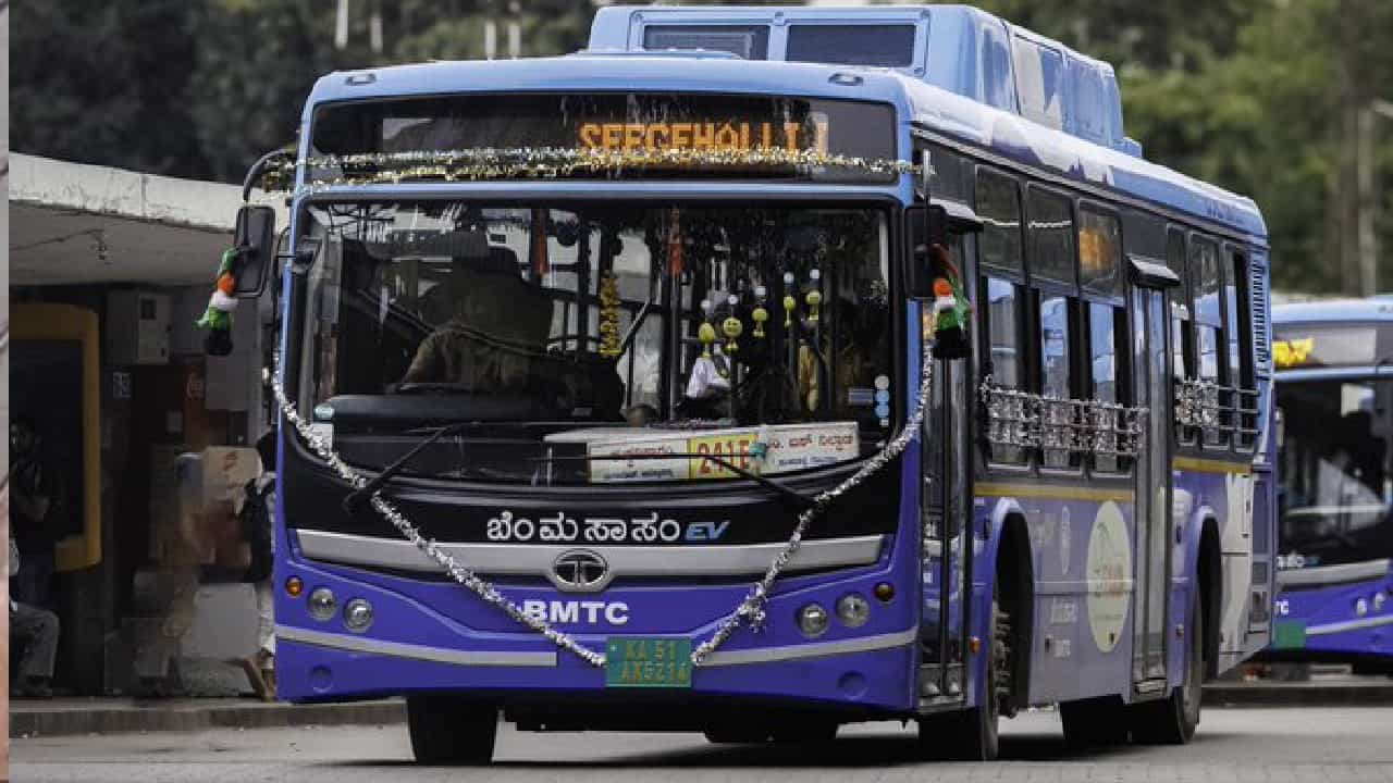 ಬೆಂಗಳೂರಿನಲ್ಲಿ ಬಿಎಂಟಿಸಿ ಕಂಡಕ್ಟರ್ಗಿಲ್ಲ ಭದ್ರತೆ; ಕಲ್ಲಿನಿಂದ ತಲೆ ಜಜ್ಜಲು ಯತ್ನಿಸಿದ ಪ್ರಯಾಣಿಕ! ಬೆಂಗಳೂರಿನಲ್ಲಿ ಬಿಎಂಟಿಸಿ ಕಂಡಕ್ಟರ್ಗಿಲ್ಲ ಭದ್ರತೆ; ಕಲ್ಲಿನಿಂದ ತಲೆ ಜಜ್ಜಲು ಯತ್ನಿಸಿದ ಪ್ರಯಾಣಿಕ!