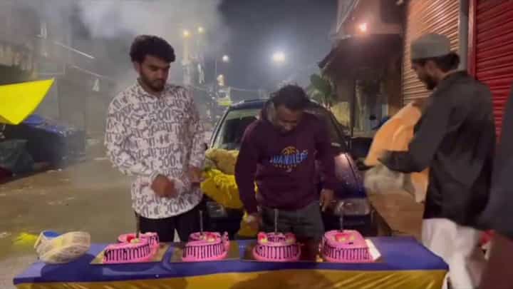 ತುಮಕೂರು: ನಡು ರಸ್ತೆಯಲ್ಲಿ ತಲ್ವಾರ್ನಿಂದ ಕೇಕ್ ಕತ್ತರಿಸಿ ಹುಟ್ಟು ಹಬ್ಬ ಆಚರಣೆ ತುಮಕೂರು: ನಡು ರಸ್ತೆಯಲ್ಲಿ ತಲ್ವಾರ್ನಿಂದ ಕೇಕ್ ಕತ್ತರಿಸಿ ಹುಟ್ಟು ಹಬ್ಬ ಆಚರಣೆ