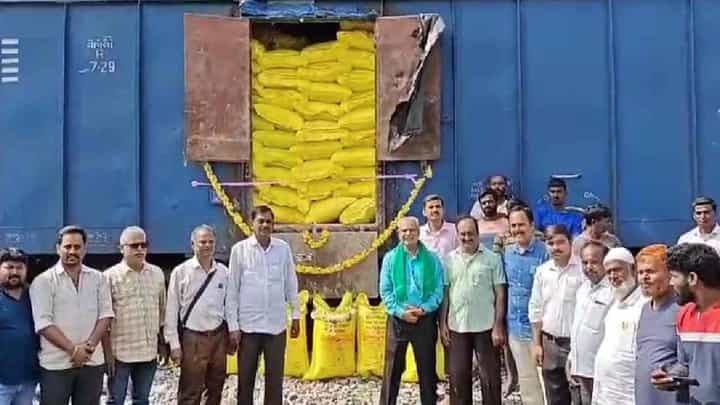 ಪ್ರಥಮ ಬಾರಿಗೆ ಚಾಮರಾಜನಗರಕ್ಕೆ ರಸಗೊಬ್ಬರ ಹೊತ್ತು ತಂದ ಗೂಡ್ಸ್ ರೈಲಿಗೆ ಪೂಜೆ ಪ್ರಥಮ ಬಾರಿಗೆ ಚಾಮರಾಜನಗರಕ್ಕೆ ರಸಗೊಬ್ಬರ ಹೊತ್ತು ತಂದ ಗೂಡ್ಸ್ ರೈಲಿಗೆ ಪೂಜೆ