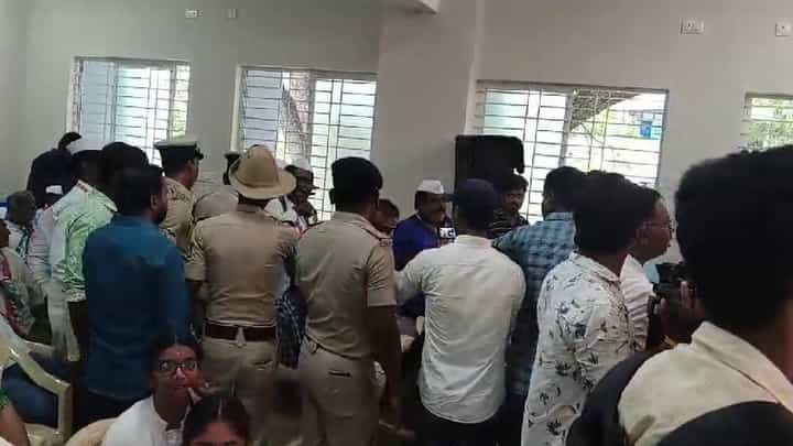 ಚಿಕ್ಕಬಳ್ಳಾಪುರ: ಗಾಂಧಿ ಜಯಂತಿ ಕಾರ್ಯಕ್ರಮದಲ್ಲಿ ಪ್ರದೀಪ್ ಈಶ್ವರ್ ಫೋಟೋ ಹಾಕಿಲ್ಲ ಎಂದು ಗಲಾಟೆ ಚಿಕ್ಕಬಳ್ಳಾಪುರ: ಗಾಂಧಿ ಜಯಂತಿ ಕಾರ್ಯಕ್ರಮದಲ್ಲಿ ಪ್ರದೀಪ್ ಈಶ್ವರ್ ಫೋಟೋ ಹಾಕಿಲ್ಲ ಎಂದು ಗಲಾಟೆ